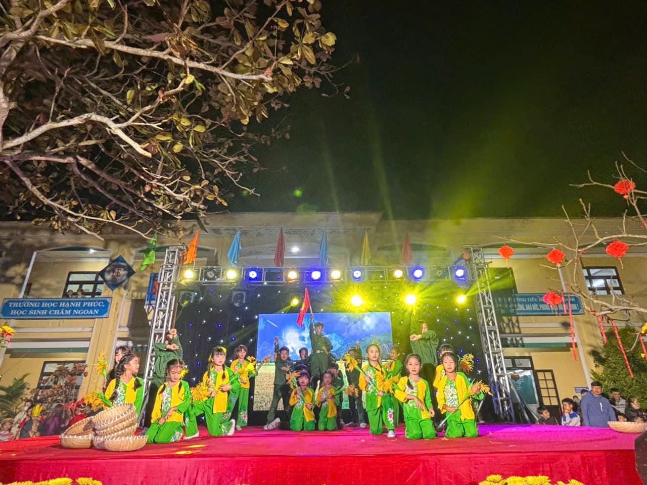 Ttrường TH Cẩm Thanh tổ chức chương trình văn nghệ với chủ đề “Em đến cùng mùa xuân”.